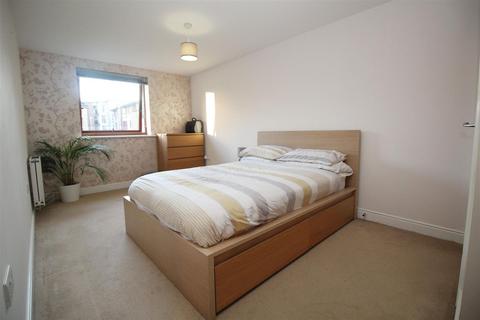2 bedroom apartment to rent, Commonwealth Drive, Crawley, West Sussex. RH10 1AJ