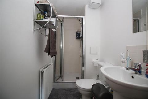2 bedroom apartment to rent, Commonwealth Drive, Crawley, West Sussex. RH10 1AJ