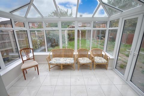 8 King Edward Crescent, Thorne, Doncaster, DN8 4EF