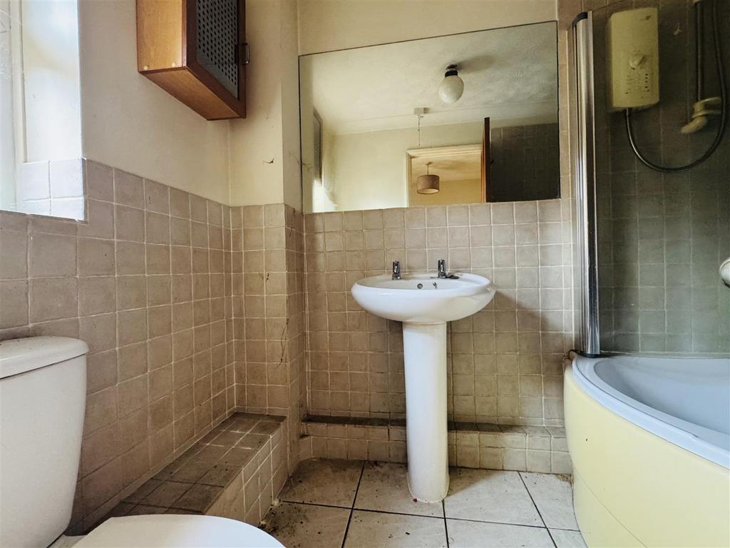 Upstairs bathroom: