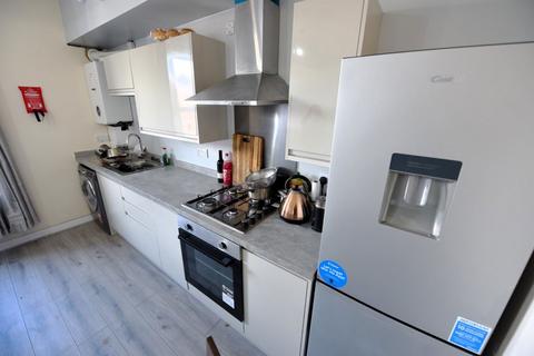 6 bedroom house to rent, 34A & 34B Brudenell Mount