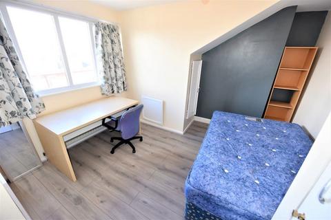 6 bedroom house to rent, 34A & 34B Brudenell Mount