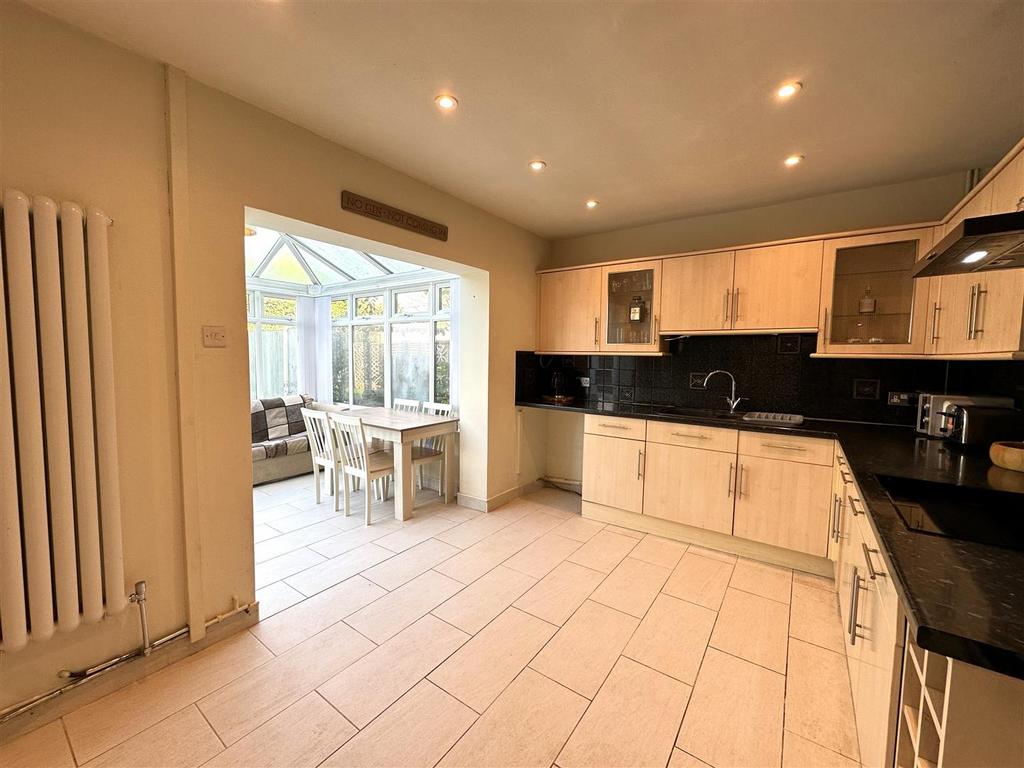 Kitchen 2.jpg