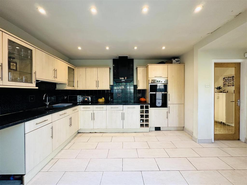 Kitchen 5.jpg