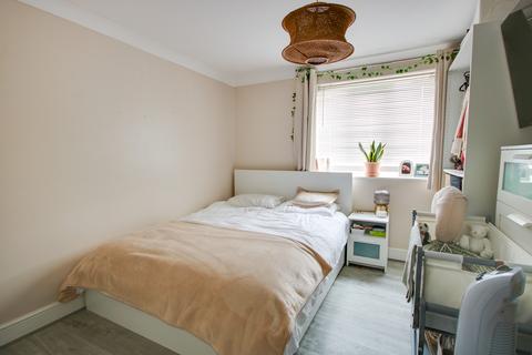 undefined, WEST END! NO FORWARD CHAIN! GROUND FLOOR WITH DIRECT ACCESS!