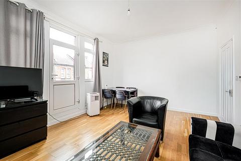 3 bedroom flat for sale, Markhouse Road, London