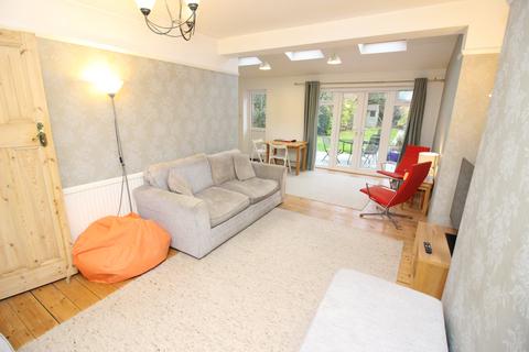 3 bedroom semi-detached house for sale, Lynwood Drive, Worcester Park KT4