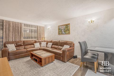 2 bedroom flat for sale, Navestock Crescent, Woodford Green