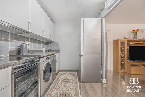 2 bedroom flat for sale, Navestock Crescent, Woodford Green
