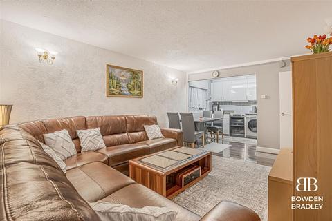 2 bedroom flat for sale, Navestock Crescent, Blenheim Court Navestock Crescent, IG8