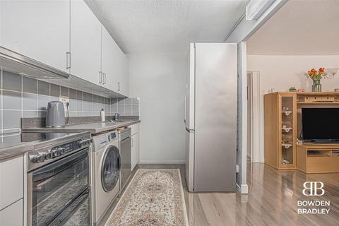 2 bedroom flat for sale, Navestock Crescent, Blenheim Court Navestock Crescent, IG8