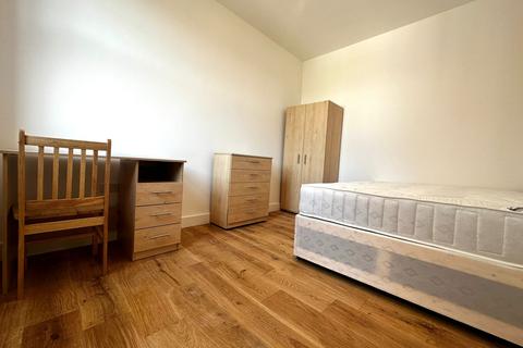 1 bedroom in a flat share to rent, Elgin Avenue, London W9
