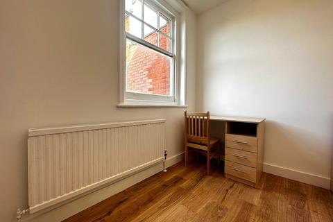 1 bedroom in a flat share to rent, Elgin Avenue, London W9