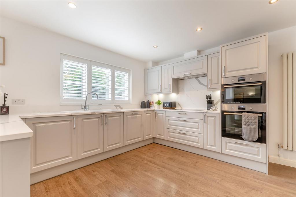 8659699-interior10.jpg