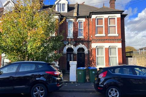 5 bedroom semi-detached house to rent, Wilton Avenue, Hampshire SO15