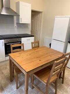 5 bedroom semi-detached house to rent, Wilton Avenue, Hampshire SO15