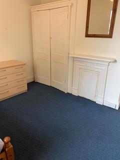 5 bedroom semi-detached house to rent, Wilton Avenue, Hampshire SO15