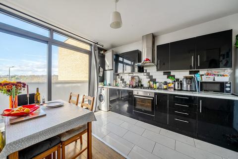 3 bedroom flat to rent, Caxton Road, Wimbledon, London, SW19
