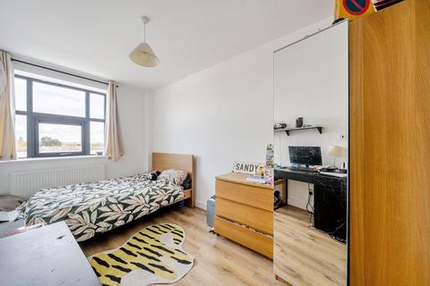 3 bedroom flat to rent, Caxton Road, Wimbledon, London, SW19