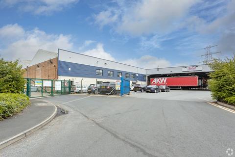 Distribution warehouse to rent, Bromford Ln Birmingham B8 2SE