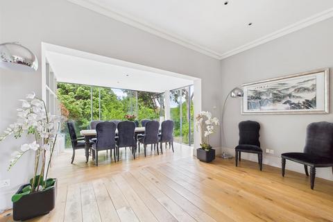 undefined, Castelnau, Barnes