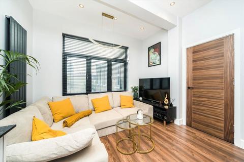 3 bedroom flat for sale, Darwin Road, London W5