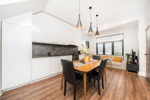 3 bedroom flat for sale, Darwin Road, London W5