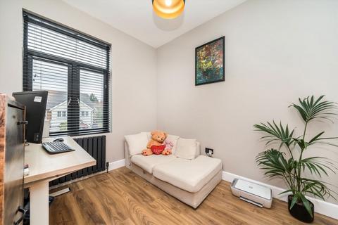 3 bedroom flat for sale, Darwin Road, London W5