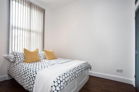 2 bedroom flat to rent, Finchley Road, London NW3