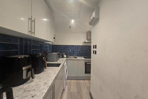 Studio to rent, Wheatley Crescent, Hayes