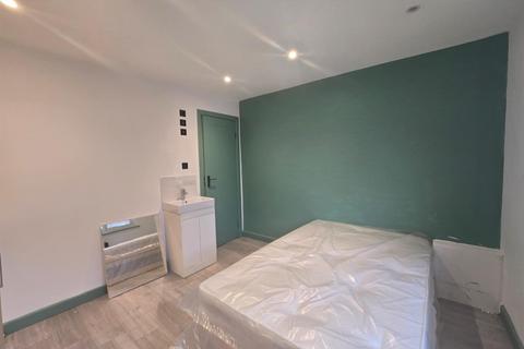 Studio to rent, Wheatley Crescent, Hayes