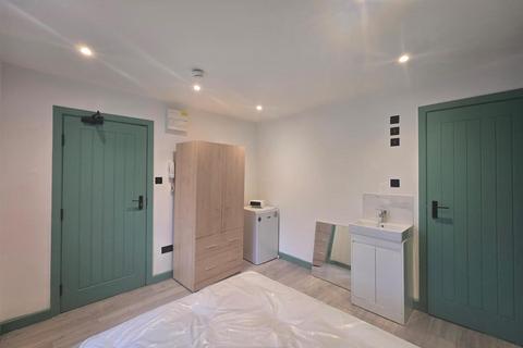 Studio to rent, Wheatley Crescent, Hayes