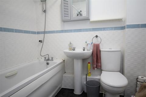 2 bedroom flat to rent, Hedgers Way, Ashford TN23