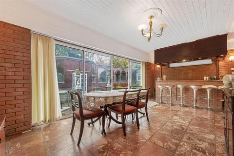 4 bedroom detached bungalow for sale, Dove House Crescent, Slough