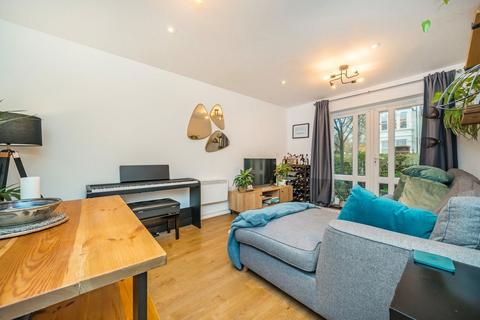 1 bedroom flat for sale, Grasgarth Close, London W3