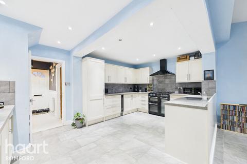 3 bedroom semi-detached house for sale, Firbank Road, Romford, RM5 2TR