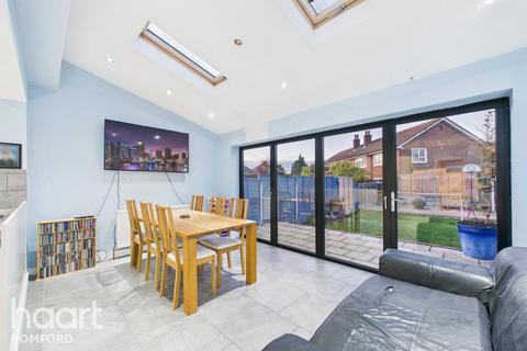 38 Firbank Road, Romford, RM5 2TR