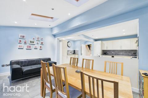 38 Firbank Road, Romford, RM5 2TR