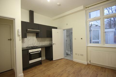Studio to rent, Willoughby Road, London, N8