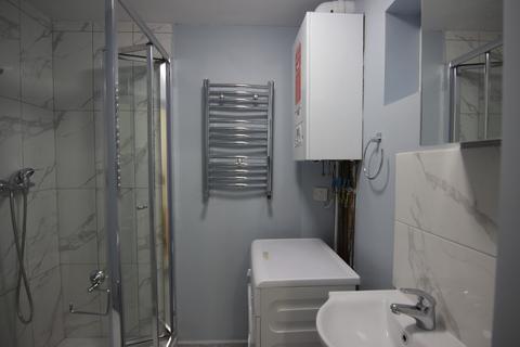 Studio to rent, Willoughby Road, London, N8