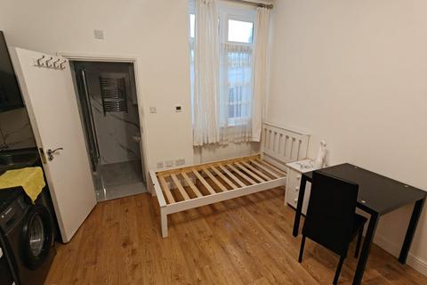 Studio to rent, Willoughby Road, London, N8