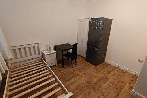 Studio to rent, Willoughby Road, London, N8
