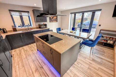 4 bedroom detached house for sale, Penson Walls, Off Park Avenue, Oswestry