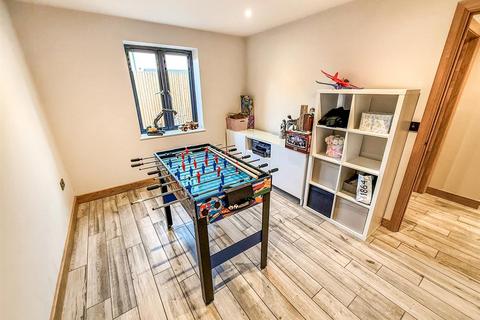 4 bedroom detached house for sale, Penson Walls, Off Park Avenue, Oswestry