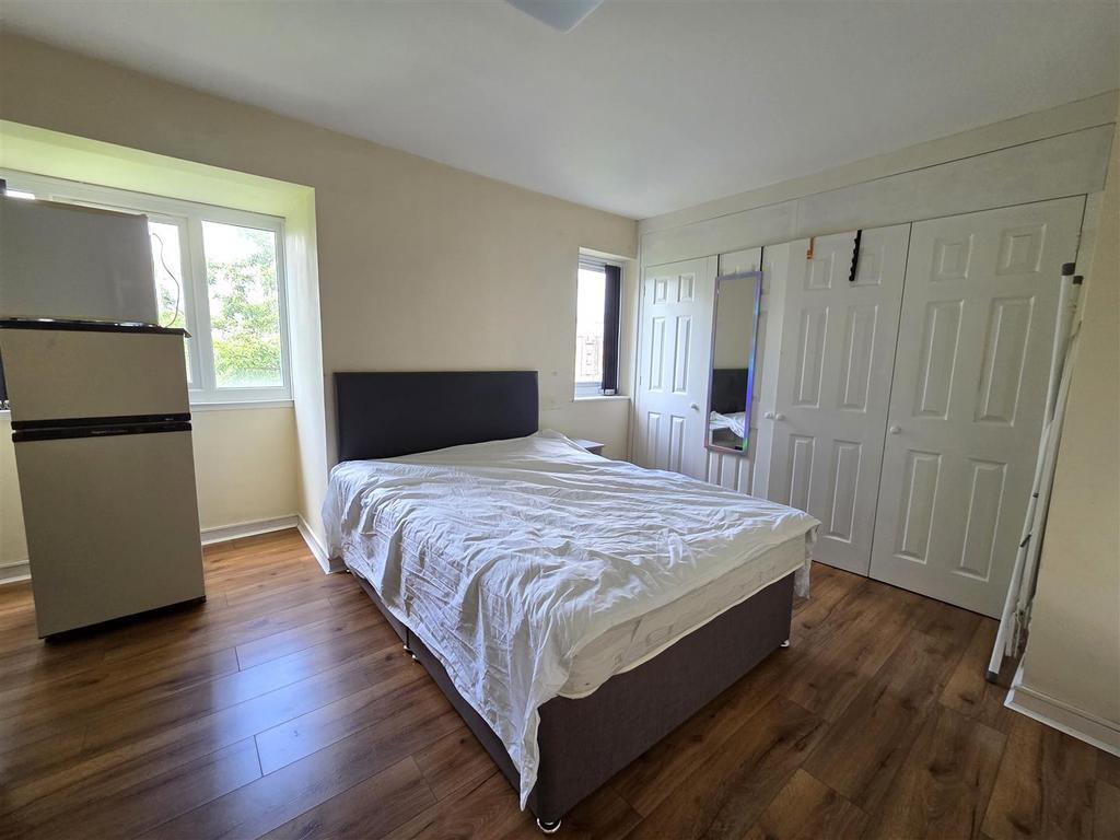 Bed 1.jpg