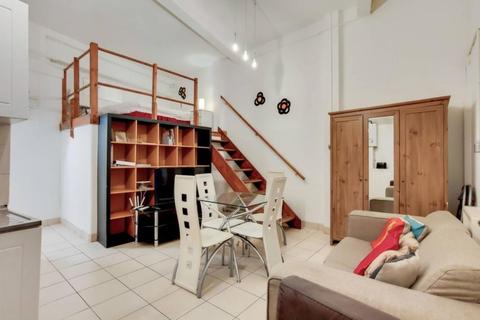 Studio to rent, Clerkenwell, London EC1N