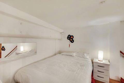 Studio to rent, Clerkenwell, London EC1N