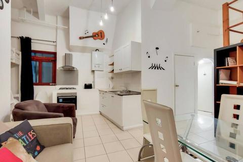 Studio to rent, Clerkenwell, London EC1N