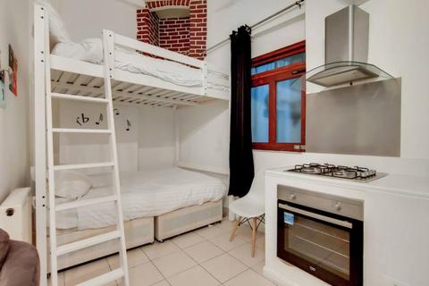 Studio to rent, Clerkenwell, London EC1N