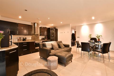 1 bedroom ground floor flat for sale, Woodside Court, Romford RM7